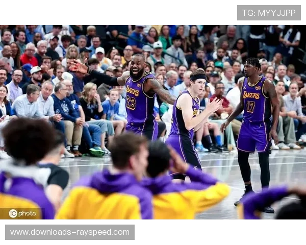 湖人力克独行侠,里夫斯砍38分8篮板 湖人力克独行侠,里夫斯砍38分8篮板