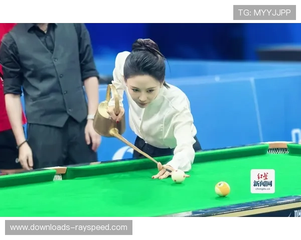 潘晓婷台球表演迎新年,创意互动展现体育魅力 潘晓婷台球表演迎新年,创意互动展现体育魅力